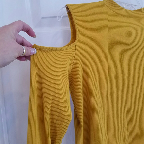 Divided/ goldish yellow cold shoulder top - Picture 2 of 4
